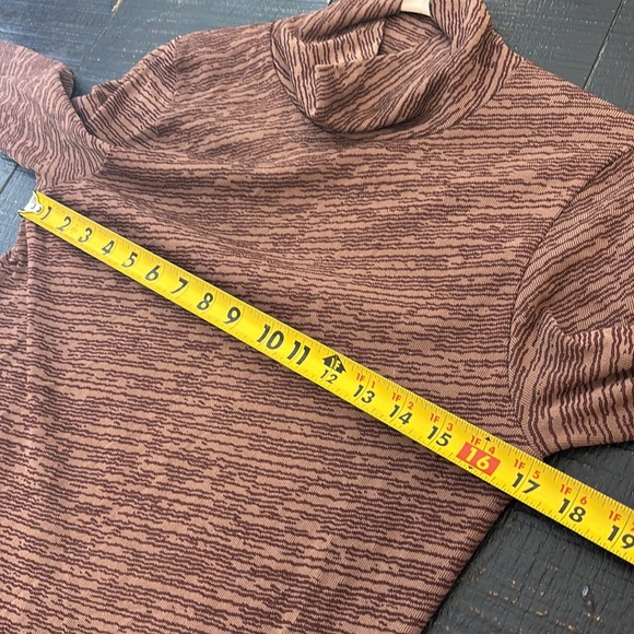 Athleta Flurry Seamless Turtleneck "Wren Rustic Beige" Size Large - Picture 8 of 11